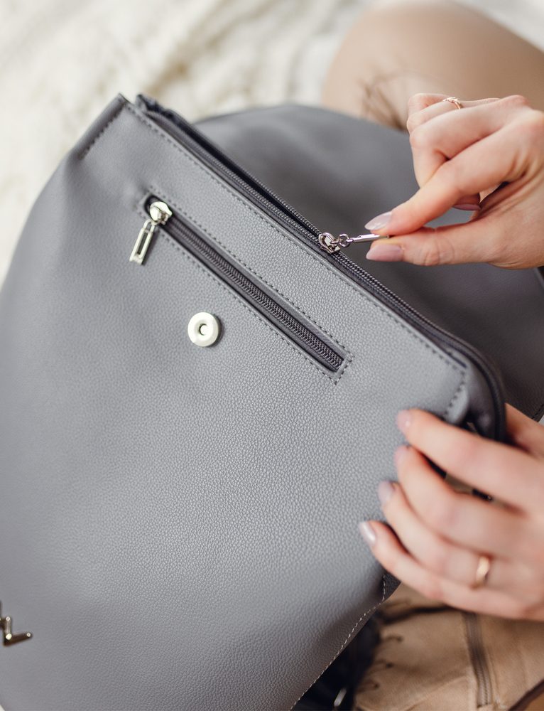 VUCH Joanna Grey.

Prostoren notranji predal z dvojnim zapiranjem - zadrgo in patentom
Praktičen zunanji predal na zadrgo na sprednji in zadnji strani nahrbtnika
Notranji predali za mobilni telefon in predal z zadrgo
Nastavljive naramnice
 NAHRBTNIKI
„Praktičnost, udobje in funkcionalnost.