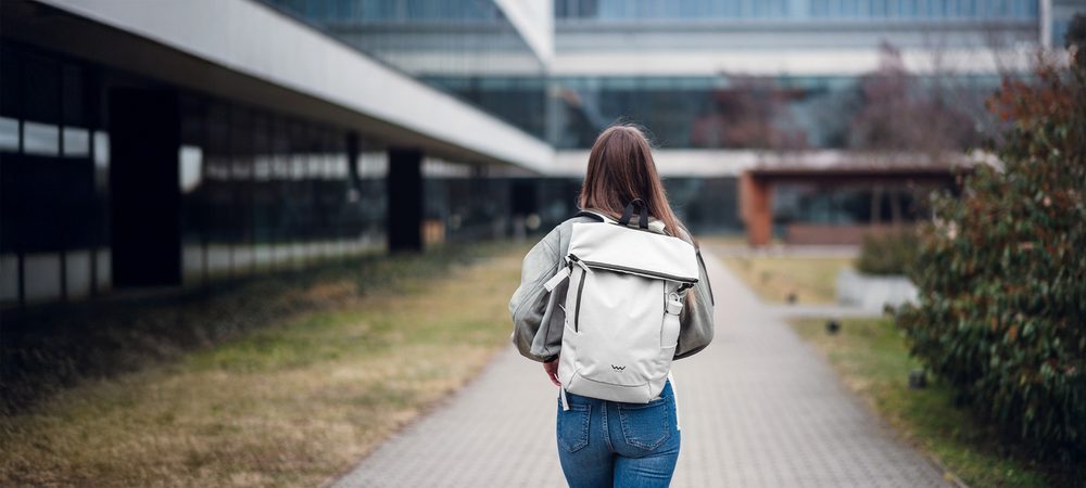 VUCH Tayte Small Light Grey.

Glavno zapiranje z zadrgo
Izdelan iz trdnega materiala
Prostor razdeljen v dva žepa
Velik žep za prenosnik
Zunanji žepki z zadrgo
Pas čez prsi
Oblazinjeni naramni trakovi in hrbet za udobno nošenje
 Nahrbtniki
Časi, ko so nahrbtniki pomenili le šolske torbe ali športne kose za visokogorske pohode, so že zdavnaj mimo.