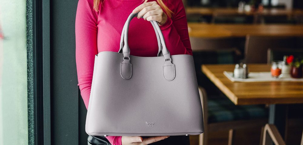 VUCH Cynthia Grey.

Notranji del razdeljen na dva predala
Glavno zapenjanje z 2 gumboma
Notranji predal z zadrgo
Torbica vključuje crossbody pas
 SimplyV 
Enostavno Vuch!
Brezčasna, minimalistična in elegantna.