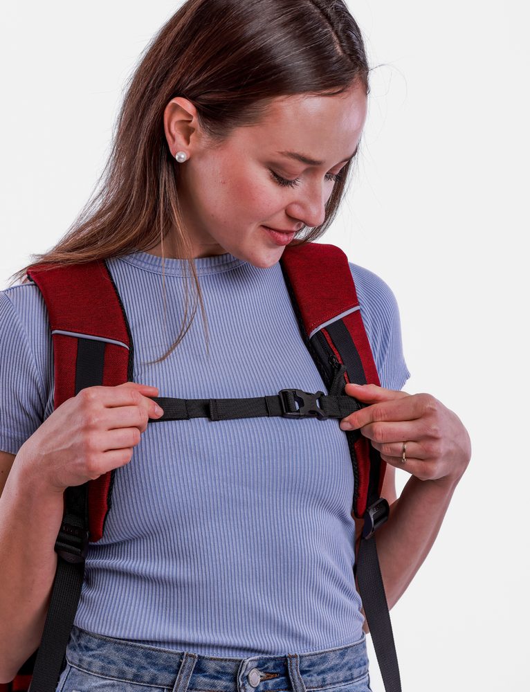 VUCH Sygurny Red Wine.

Celorozpírací žep na zip
Zunanji žepi na zip
Veliko notranjih predalov
Prsni pas s sponko
Elastika na hrbtišču nahrbtnika za pritrditev na kovček
Odsevni detajli na trakovih
Oblazinjeni naramni trakovi in hrbet za udobno nošenje
 Nahrbtniki
Časi, ko so nahrbtniki pomenili le šolske torbe ali športne kose za gorske pohode, so že zdavnaj mimo.