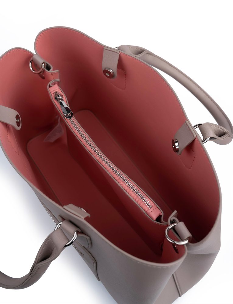 VUCH Cynthia Grey.

Notranji del razdeljen na dva predala
Glavno zapenjanje z 2 gumboma
Notranji predal z zadrgo
Torbica vključuje crossbody pas
 SimplyV 
Enostavno Vuch!
Brezčasna, minimalistična in elegantna.