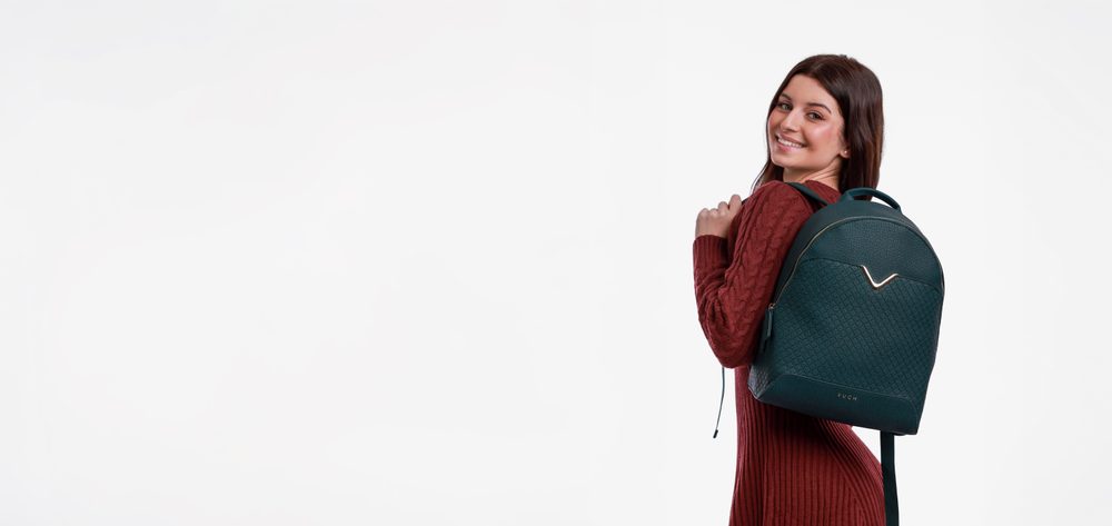 VUCH Meda Green.

Glavno zapiranje z zadrgo
Sprednji žep na magnet
Notranji predali za drobnarije
Nastavljivi naramni trakovi
 Shape of diamond
Bodi stilska in edinstvena s Shape of Diamond!
Prav zdaj si ogleduješ draguljarsko zbirko naših diamantov.