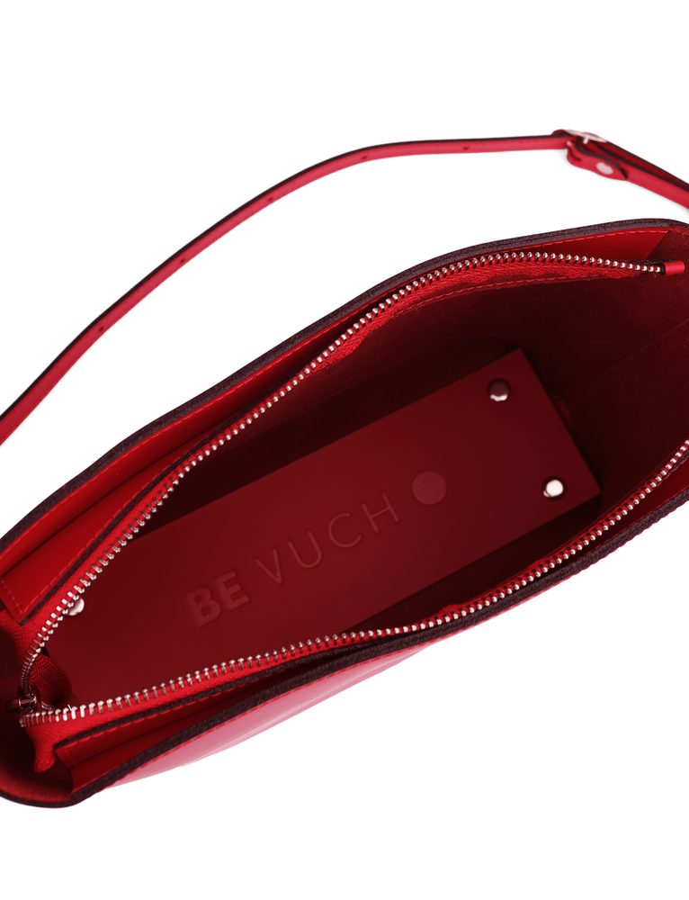 VUCH Lethie Red.

Ročno šivano v Sloveniji
Kakovostno gladko usnje z neobdelano podlogo
Omejena količina kosov
Kontrastna pompom na zadrgo
Glavno zapiranje na magnetni zatič
 USNJENA KOLEKCIJA IZDELANO NA SLOVAŠKEM
Predstavljamo prvo kolekcijo torbic in denarnic, ročno šivanih v Sloveniji.