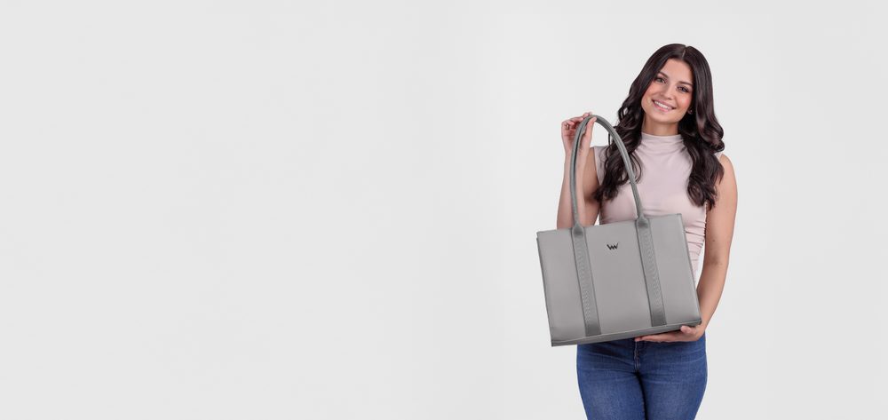 VUCH Eike Grey.

Velika torba s trdnim dnom
Glavno zapiranje na zadrgo
Notranji predali za drobnarije, žep z zadrgo
Dolge udobne trakovne ročaje, ki se prilegajo predlakti in ramenu

  Velike torbe
Žal nismo v Bradavicah in nimamo Hermionine čarobne torbe, v katero bi se zložil celo šotor.