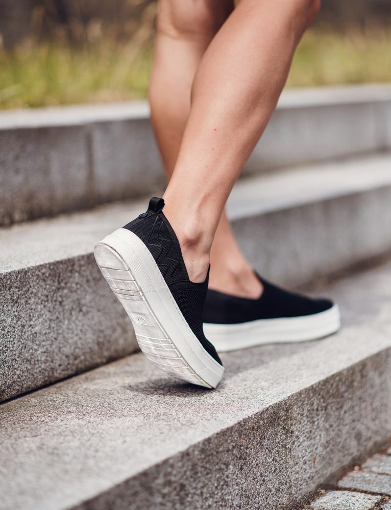 VUCH Seraphyn Black - 42.

Vsakodnevna prostočasna obutev brez vezalk
Notranji vložek čevlja ustvarjen z AI
Dva vezenina logotipa – en velik ob strani in poln majhen na nartu čevlja
Elastična pletenina zagotavlja, da čevlji lepo stojijo na nogah
Oblazinjen ovratnik okoli pete zagotavlja udobje skozi ves dan
 OBUTEV
Vuch obutev je izvirnost, ki očara.