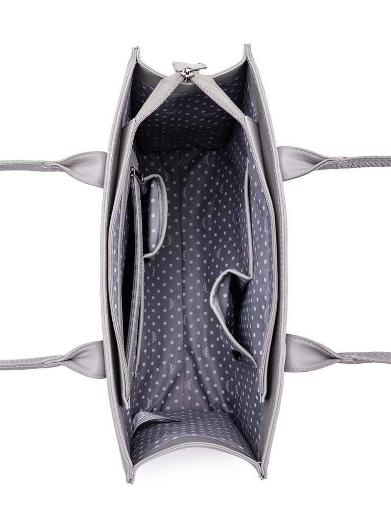 VUCH Eike Grey.

Velika torba s trdnim dnom
Glavno zapiranje na zadrgo
Notranji predali za drobnarije, žep z zadrgo
Dolge udobne trakovne ročaje, ki se prilegajo predlakti in ramenu

  Velike torbe
Žal nismo v Bradavicah in nimamo Hermionine čarobne torbe, v katero bi se zložil celo šotor.