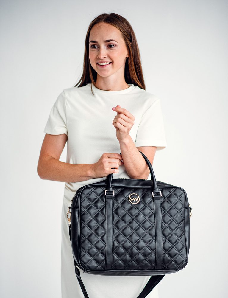 VUCH Thyra Black.

Elegantno šivanje
Ločen predal za prenosnik
Notranji predali za miško in pisala
Žep na zadrgo znotraj in na zadnji strani torbe
 TORBE ZA PRENOSNIKE
Si želite za vaš prenosnik varnost in da se izogne vsem praskam?