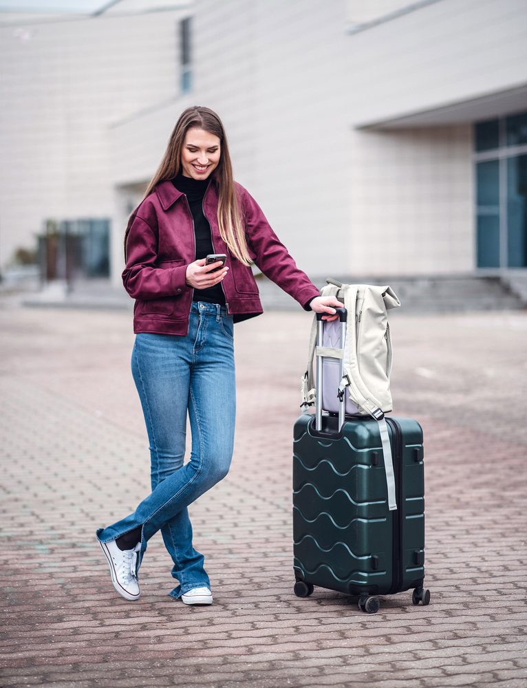 VUCH Neddy Grey.

Roll-top sistem, možnost povečanja prostora
Detajli iz gumiranega materiala
Guma na hrbtni strani nahrbtnika za pritrditev na kovček
Prsni pas s sponko
Oblazinjene naramnice in hrbet za udobno nošenje
 TechniC
Zbirka, navdihnjena z mestom in naravo.
Nahrbtniki Mellora in Noel že nekaj časa vladajo na prestolu priljubljenosti, iz njihovih prednosti pa so nastali številni odlični nasledniki.