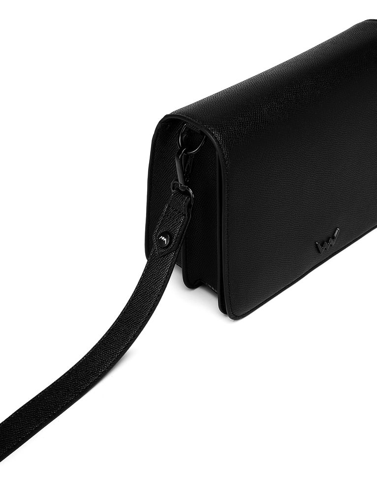 VUCH Elvira Black.

Zapiranje torbice z magnetom
Notranji prostor razdeljen na dva dela
Vključen crossbody pas
Dva načina nošenja
 Torbice za v roke
Razmišljaš o nakupu torbice za v roke, ki je ne boš več izpustil iz rok?