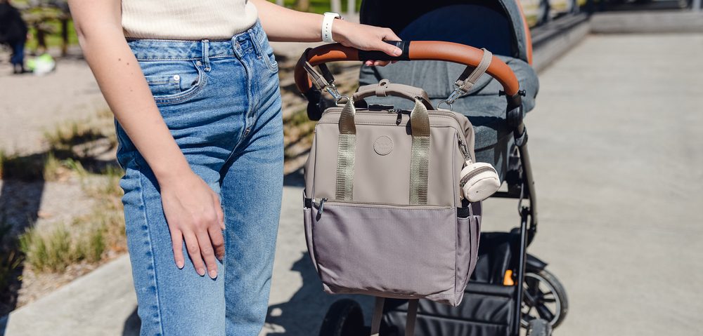 VUCH Ferron Brown.

Glavno zapenjanje z zadrgo
Zanka za pritrditev na voziček
Snemljiv etui za stekleničke
Veliko notranjih in zunanjih žepov
 Nahrbtniki
„Praktičnost, udobje in funkcionalnost.