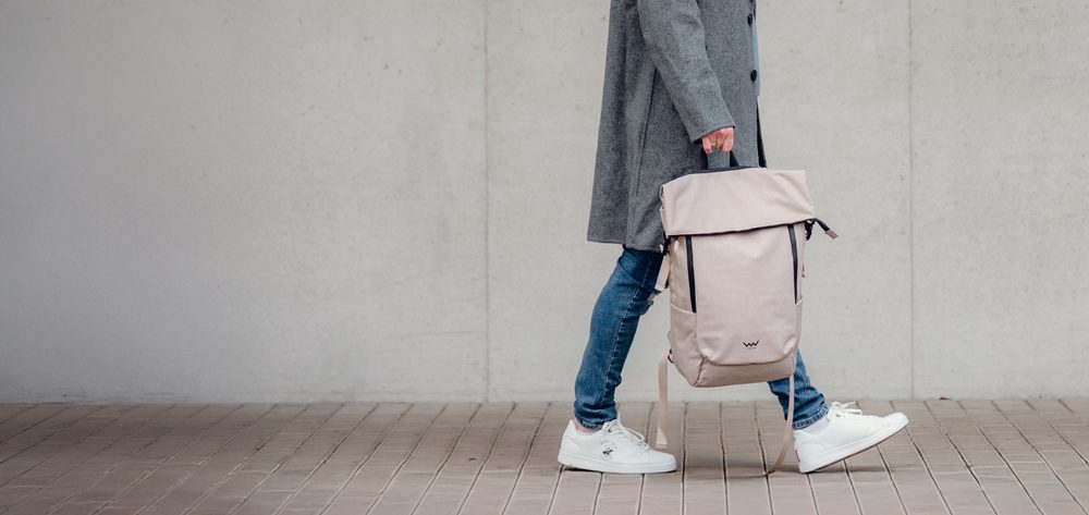 VUCH Tayte Small Men Beige.

Glavno zapiranje z zadrgo
Izdelan iz trdnega materiala
Prostor razdeljen v dva žepa
Velik žep za prenosnik
Zunanji žepki z zadrgo
Pas čez prsni koš
Oblazinjeni naramni trakovi in hrbet za udobno nošenje
 Moški nahrbtniki
Popolnost, preprostost, karakter in stil.