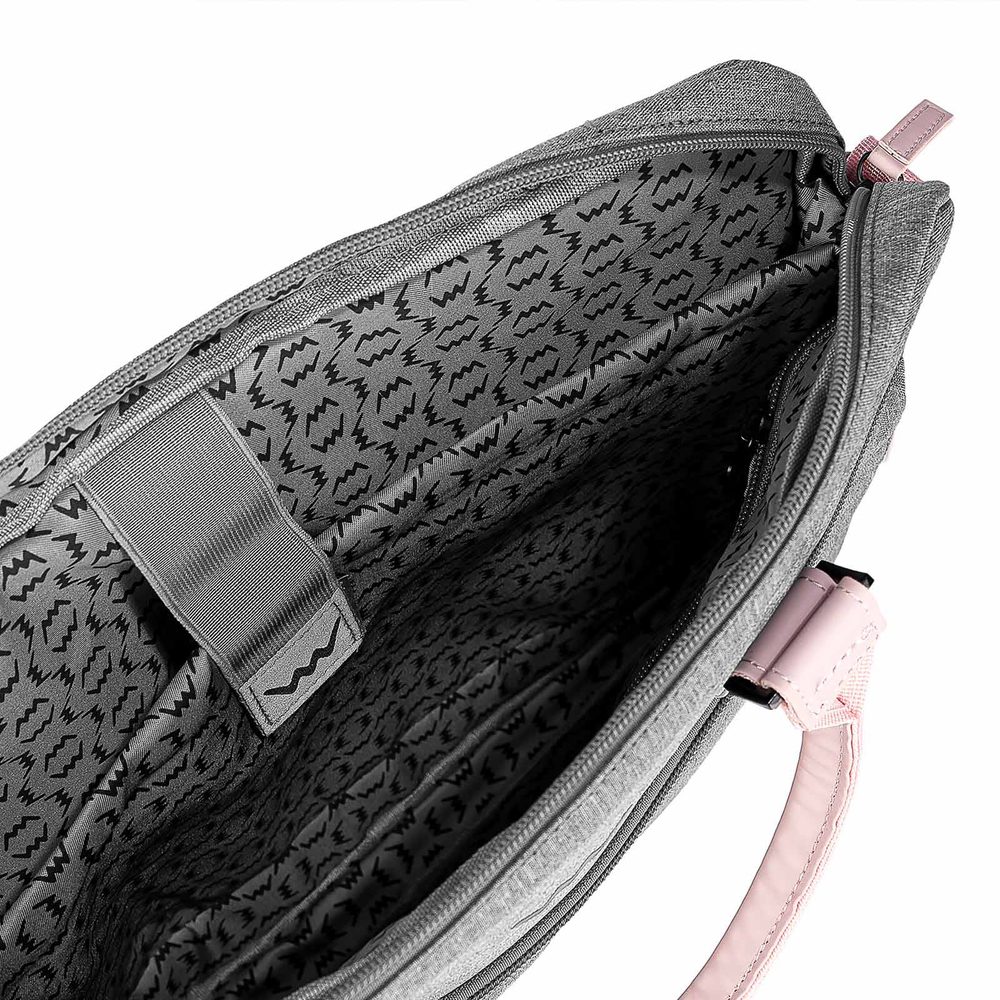 VUCH Memories.

Glavno zapenjanje z zadrgo
Zunanji žep z zadrgo + predal na magnet
Notranjost je razdeljena na dva dela
Nastavljiv pas
 TechniC
Kolekcija, ki sta jo navdihnila mesto in narava!
Na prestolu priljubljenosti že nekaj časa kraljujeta nahrbtnika Mellor in Noel, iz njunih lastnosti pa je nastalo kar nekaj velikih naslednikov.