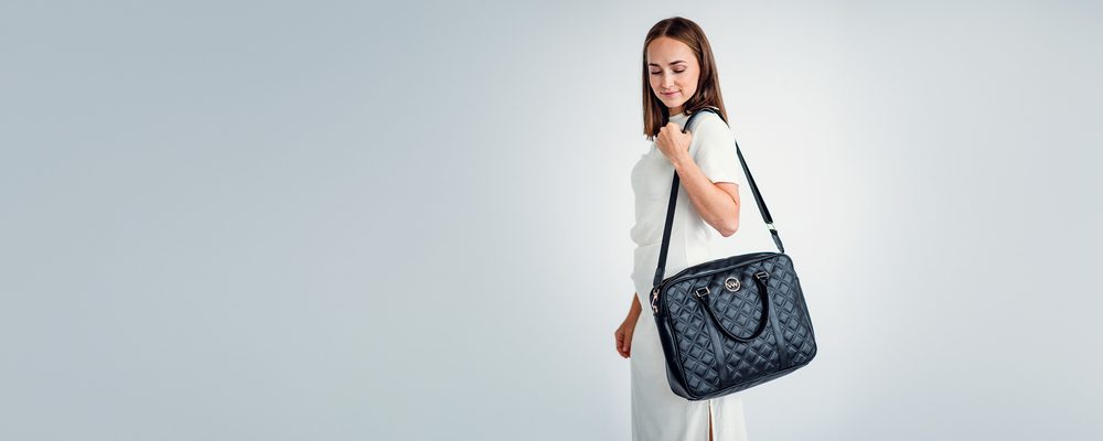 VUCH Thyra Black.

Elegantno šivanje
Ločen predal za prenosnik
Notranji predali za miško in pisala
Žep na zadrgo znotraj in na zadnji strani torbe
 TORBE ZA PRENOSNIKE
Si želite za vaš prenosnik varnost in da se izogne vsem praskam?