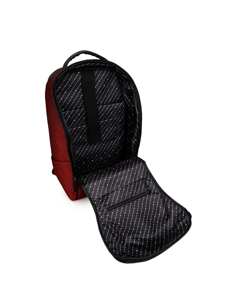 VUCH Sygurny Red Wine.

Celorozpírací žep na zip
Zunanji žepi na zip
Veliko notranjih predalov
Prsni pas s sponko
Elastika na hrbtišču nahrbtnika za pritrditev na kovček
Odsevni detajli na trakovih
Oblazinjeni naramni trakovi in hrbet za udobno nošenje
 Nahrbtniki
Časi, ko so nahrbtniki pomenili le šolske torbe ali športne kose za gorske pohode, so že zdavnaj mimo.