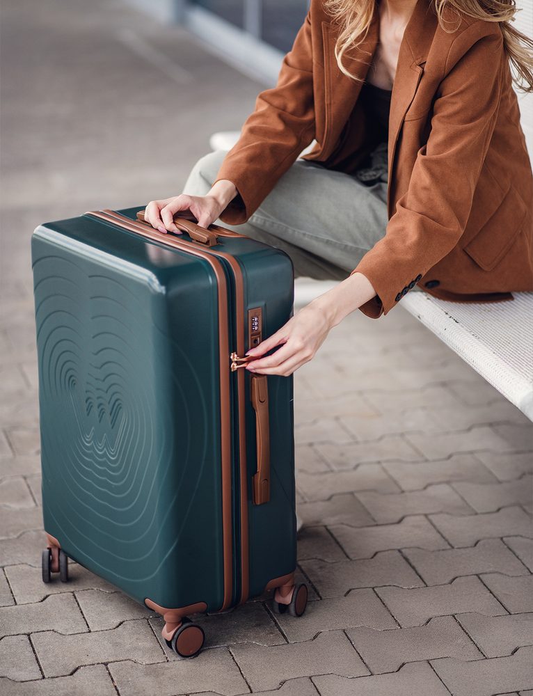 VUCH Unika Green.

Mere lupine: 57 × 43 × 26,5 cm
Teleskopski ročaj na treh višinskih nivojih
Prostoren mrežast žep na zadrgo z dodatnim žepom na zadrgo
Fleksibilen fiksacijski pas s plastično sponko
Zgornji in stranski ročaji za oprijem v več položajih
4 vgrajena kolesca (višina 9 cm) za tih in gladek tek
Odporna lupina iz ABS polikarbonata proti običajnim praskam in udarcem
Kombinirana ključavnica s TSA ključavnico (ni nevarnosti poškodovanja ključavnice pri kontroli med potovanjem v ZDA)
Navodila za nastavitev ključavnice
Unisex dizajn - primeren za ženske in moške
 KOVČKI
Odkrijte novo kolekcijo kovčkov, ki definirajo sodobno potovanje.
Združujejo vrhunski dizajn z maksimalno funkcionalnostjo – lupinasta konstrukcija zagotavlja zanesljivo zaščito in dolgo življenjsko dobo, medtem ko sofisticirane barvne različice dodajajo vsakemu potovanju stilski poudarek.