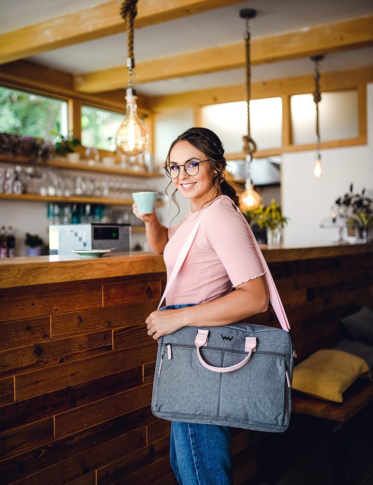 VUCH Memories.

Glavno zapenjanje z zadrgo
Zunanji žep z zadrgo + predal na magnet
Notranjost je razdeljena na dva dela
Nastavljiv pas
 TechniC
Kolekcija, ki sta jo navdihnila mesto in narava!
Na prestolu priljubljenosti že nekaj časa kraljujeta nahrbtnika Mellor in Noel, iz njunih lastnosti pa je nastalo kar nekaj velikih naslednikov.