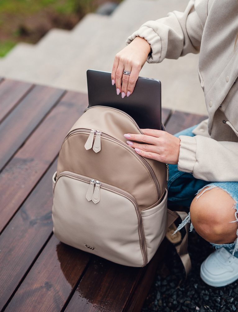 VUCH Elwin Beige.

Eleganten nahrbtnik za prenosnik
Izpostavljen sprednji žep z možnostjo popolnega odpiranja
Veliko notranjih in zunanjih žepkov

  NAHRBTNIKI
Praktičnost, udobje in funkcionalnost.