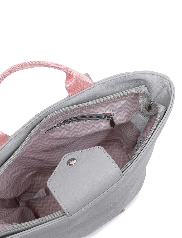 VUCH Glenn V Grey.

Zapiranje z zadrgo in magnetnim zavihkom
Skupaj 3 zunanji žepi z zadrgo
V notranjosti mrežast žep in manjši žep z zadrgo
Nastavljive naramnice
 MAJHNI NAHRBTNIKI
Ste sami sebe prepričali da je nahrbtnike težko kombinirati?