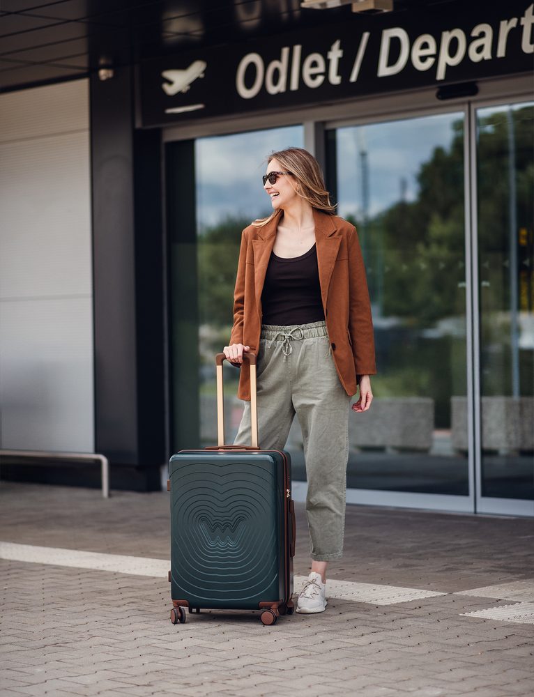 VUCH Unika Green.

Mere lupine: 57 × 43 × 26,5 cm
Teleskopski ročaj na treh višinskih nivojih
Prostoren mrežast žep na zadrgo z dodatnim žepom na zadrgo
Fleksibilen fiksacijski pas s plastično sponko
Zgornji in stranski ročaji za oprijem v več položajih
4 vgrajena kolesca (višina 9 cm) za tih in gladek tek
Odporna lupina iz ABS polikarbonata proti običajnim praskam in udarcem
Kombinirana ključavnica s TSA ključavnico (ni nevarnosti poškodovanja ključavnice pri kontroli med potovanjem v ZDA)
Navodila za nastavitev ključavnice
Unisex dizajn - primeren za ženske in moške
 KOVČKI
Odkrijte novo kolekcijo kovčkov, ki definirajo sodobno potovanje.
Združujejo vrhunski dizajn z maksimalno funkcionalnostjo – lupinasta konstrukcija zagotavlja zanesljivo zaščito in dolgo življenjsko dobo, medtem ko sofisticirane barvne različice dodajajo vsakemu potovanju stilski poudarek.