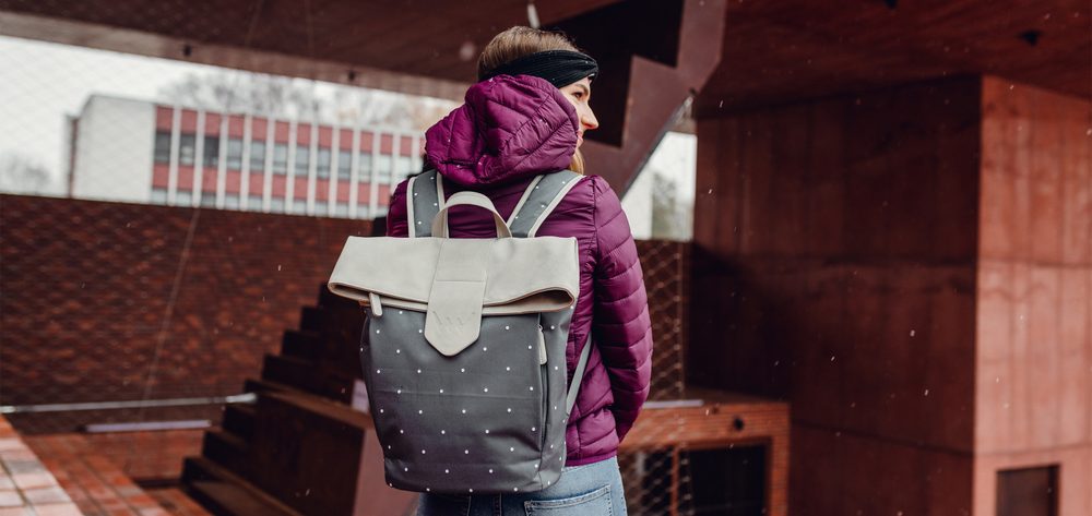 VUCH Mellora Dotty Grey.

Notranji ločen prostor za mini prenosnik in majhen žep z zadrgo
Zapiranje na zadrgo + po zlaganju se lahko zavaruje z ultra močnim magnetnim patentom
Nastavljive naramnice
Podložen hrbet za maksimalno udobje
 Cutie Dotty
Nadenite si sivo!
Kolekcija Cutie Dotty je v celoti opremljena z igrivostjo in čarom.