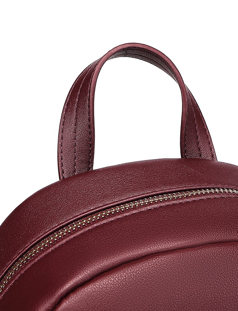 VUCH Arlen Chrysalis Wine.

Originalna vezenje z motivom metuljev
Notranja in zunanja zadrga žep
Vtisnjeni metulji na trakovih
Nastavljivi naramni trakovi
 creARTivity
Bodi Vuch, bodi viden.
Prostor, kjer smo z domišljijo ustvarjali in spretno zložili tiske na naše najbolje prodajane izdelke.