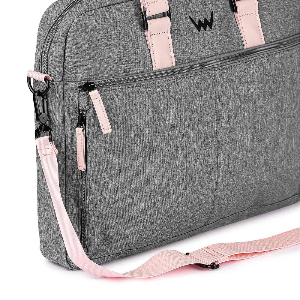 VUCH Memories.

Glavno zapenjanje z zadrgo
Zunanji žep z zadrgo + predal na magnet
Notranjost je razdeljena na dva dela
Nastavljiv pas
 TechniC
Kolekcija, ki sta jo navdihnila mesto in narava!
Na prestolu priljubljenosti že nekaj časa kraljujeta nahrbtnika Mellor in Noel, iz njunih lastnosti pa je nastalo kar nekaj velikih naslednikov.