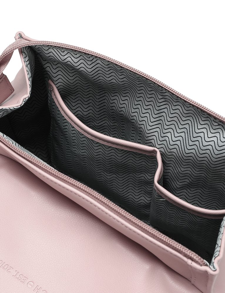 VUCH Gioia Creme.

Prostoren glavni žep z dvojnim zapiranjem - zadrgo in izjemno močnim magnetnim zavihkom
Praktični zunanji žepi z zadrgo na zadnji strani nahrbtnika
Notranji predelki in žep z zadrgo
Nastavljive naramnice in oblazinjeno hrbtišče za udobno nošenje
 SimplyV 
Enostavno Vuch!
Brezčasna, minimalistična in elegantna.