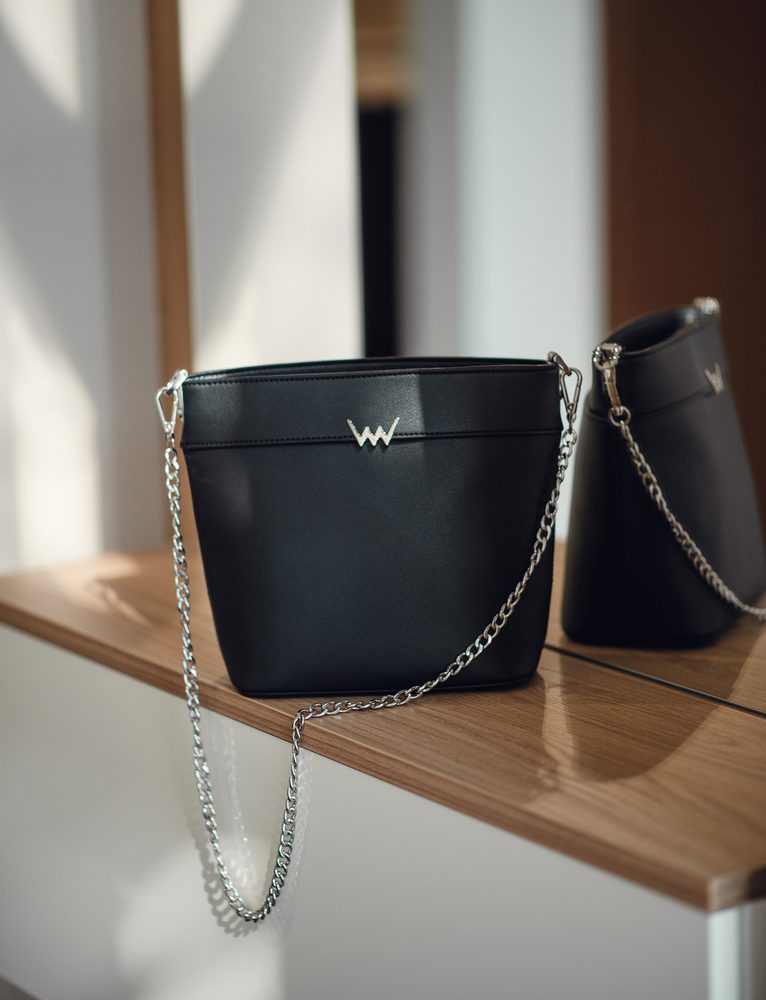 VUCH Verica Black.

Glavno zapiranje z zadrgo
Torbica vključuje dva trakova
Notranje žepe za drobnarije
 Crossbody
Breočasna klasika, ki jo lahko nosite poleti in pozimi, v službo ali na sprehod, h copatom ali visoki peti.