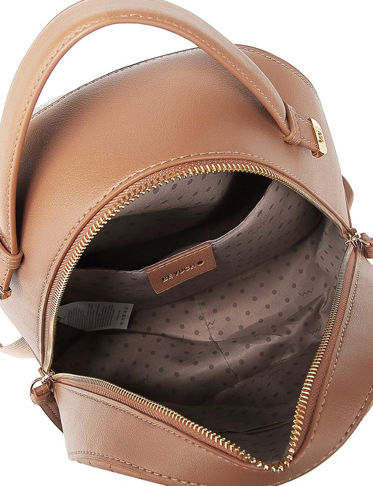 VUCH Ami Mocha.

Dizajn z novim prešivanjem
Glavno zapiranje na zadrgo z dolgimi potegi zadrge
Zunanja žepek na zadrgo
Notranji predeli za drobnarije
Nastavljivi ramenski trakovi
 NAHRBTNIKI
„Da imaš v mislih zakoreninjeno, da nahrbtniki niso dovolj kombinirljivi?