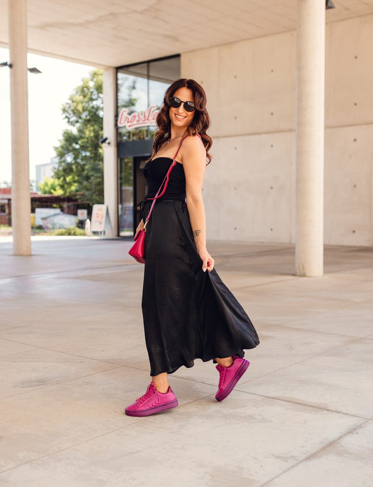 VUCH Lucky Purple - 40.
Notranji vložek čevlja je bil ustvarjen s pomočjo umetne inteligence.
Vsaka barvna različica superge ima svoj značaj – od klasične črno-bele elegance, igrive vijolične, do nežno roza in modernega sivega minimalizma.

Vsakodnevna obutev za prosti čas
Notranji vložek ustvarjen s pomočjo AI
3D reliefni detajl logotipa Vuch
Sodoben višji podplat zagotavlja udobje tudi pri celodnevnem nošenju
 Obutev
Čevlji Vuch so izvirnost, ki očara.