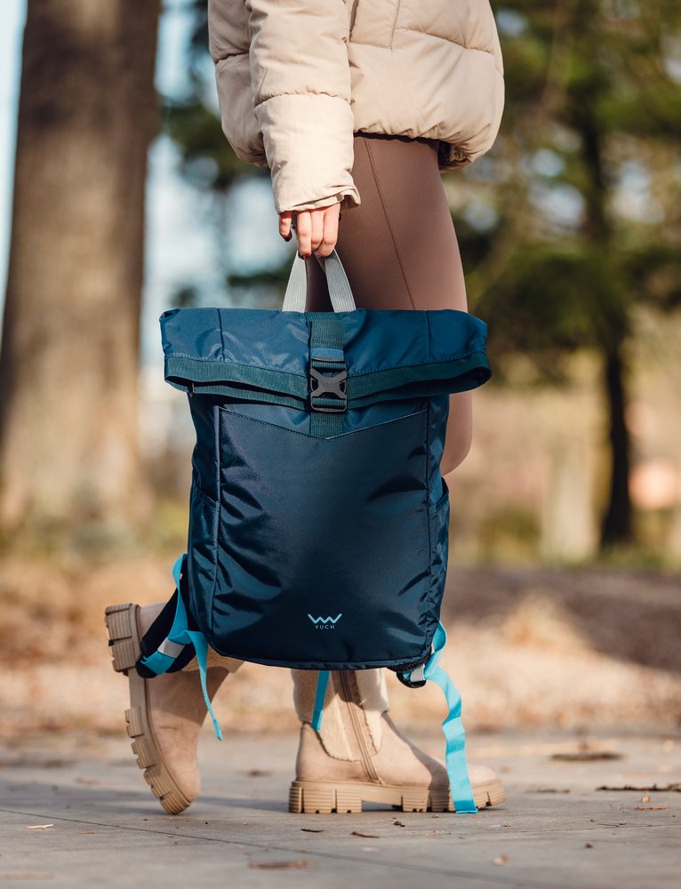 VUCH Sirius Blue.

Dvojno zapenjanje glavnega žepa - zadrga in zaponka po zvijanju
Podložen hrbet in naramnice za najbolj udobno nošenje
Izdelan iz ultra lahkega recikliranega najlona
 TechniC
Kolekcija, ki sta jo navdihnila mesto in narava!
Na prestolu priljubljenosti že nekaj časa kraljujeta nahrbtnika Mellor in Noel, iz njunih lastnosti pa je nastalo kar nekaj velikih naslednikov.