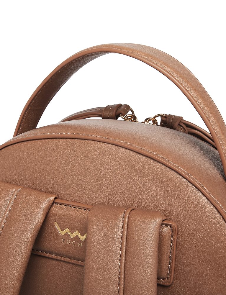 VUCH Ami Mocha.

Dizajn z novim prešivanjem
Glavno zapiranje na zadrgo z dolgimi potegi zadrge
Zunanja žepek na zadrgo
Notranji predeli za drobnarije
Nastavljivi ramenski trakovi
 NAHRBTNIKI
„Da imaš v mislih zakoreninjeno, da nahrbtniki niso dovolj kombinirljivi?