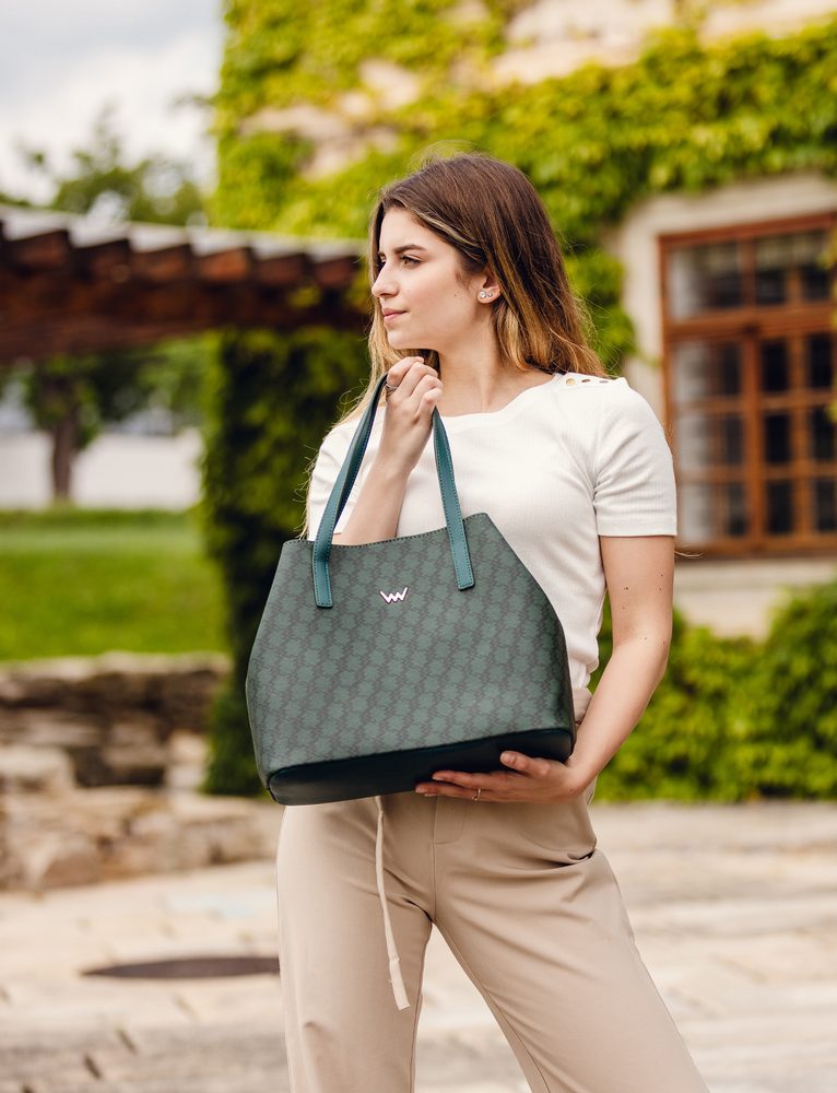 VUCH Roselda MN Green.

Eleganten dizajn z monogramom
Vključena majhna kozmetična torbica, primerna tudi kot crossbody torbica
Priložen nastavljiv trak
Dvojno zapiranje z magnetom in gumbom
 Monogram
Si želite neverjeten čar in biti del Vucha vedno in povsod?
Vuch je vaša najzvestejša ljubezen, zato pokažite to vsem brez ene same besede.