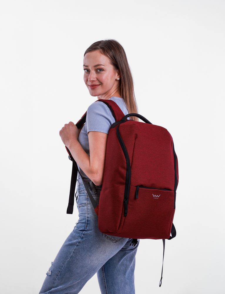 VUCH Sygurny Red Wine.

Celorozpírací žep na zip
Zunanji žepi na zip
Veliko notranjih predalov
Prsni pas s sponko
Elastika na hrbtišču nahrbtnika za pritrditev na kovček
Odsevni detajli na trakovih
Oblazinjeni naramni trakovi in hrbet za udobno nošenje
 Nahrbtniki
Časi, ko so nahrbtniki pomenili le šolske torbe ali športne kose za gorske pohode, so že zdavnaj mimo.