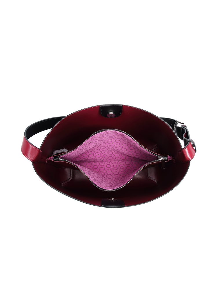 VUCH Justeene Black.

Elegantna torbica iz kolekcije SimplyV
Notranji žep na zadrgo za drobnarije
Magnetno zapiranje
Vanjo gre A4 in manjši prenosnik
 SimplyV 
Enostavno Vuch!
Brezčasna, minimalistična in elegantna.