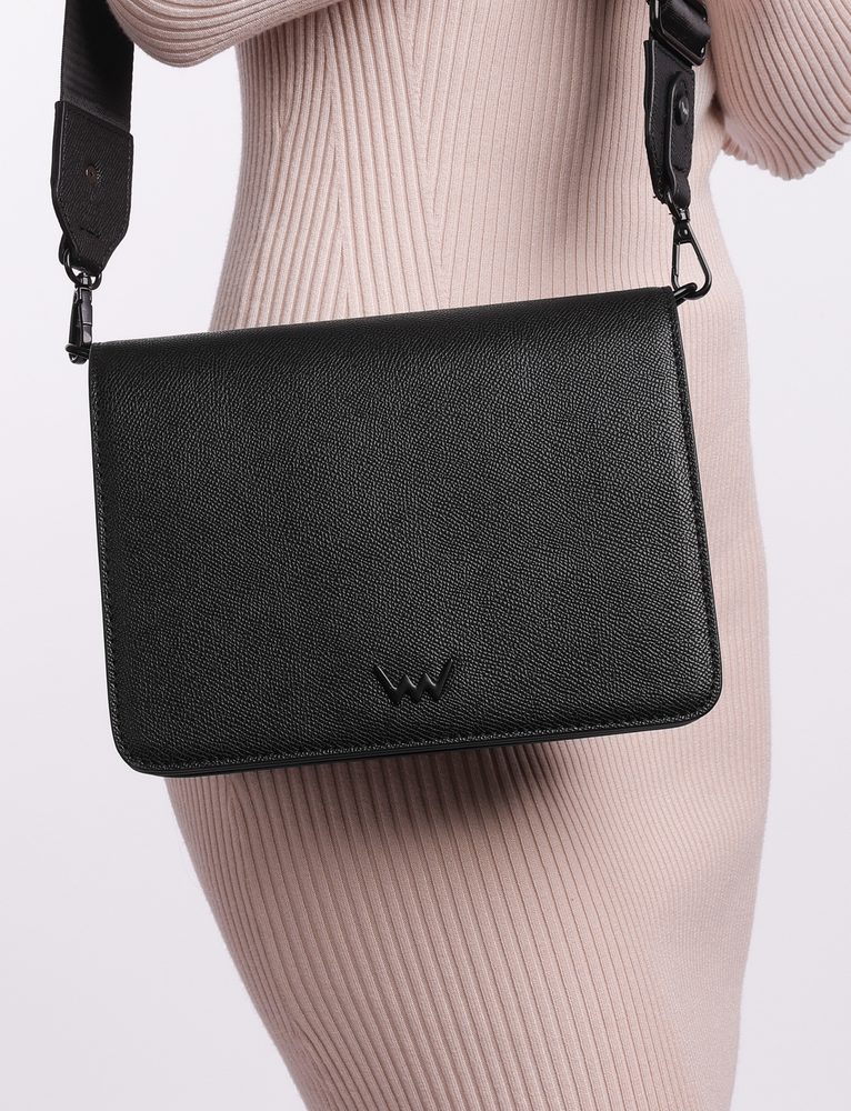 VUCH Elvira Black.

Zapiranje torbice z magnetom
Notranji prostor razdeljen na dva dela
Vključen crossbody pas
Dva načina nošenja
 Torbice za v roke
Razmišljaš o nakupu torbice za v roke, ki je ne boš več izpustil iz rok?