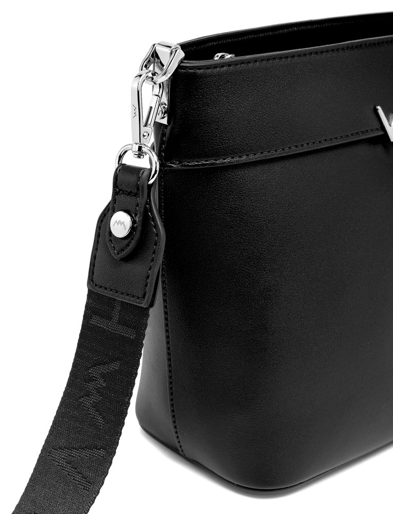 VUCH Verica Black.

Glavno zapiranje z zadrgo
Torbica vključuje dva trakova
Notranje žepe za drobnarije
 Crossbody
Breočasna klasika, ki jo lahko nosite poleti in pozimi, v službo ali na sprehod, h copatom ali visoki peti.