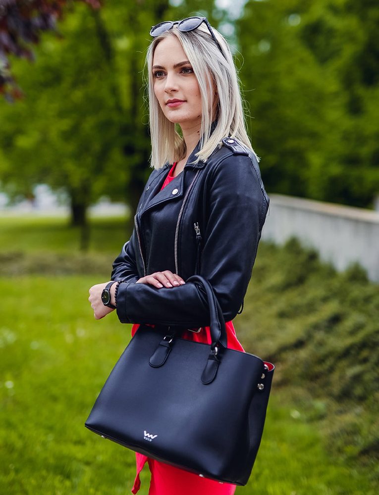 VUCH Cynthia.

Notranji del razdeljen na dva predala
Glavno zapenjanje z 2 gumboma
Notranji predal z zadrgo
Torbica vključuje crossbody pas
 SimplyV 
Enostavno Vuch!
Brezčasna, minimalistična in elegantna.
