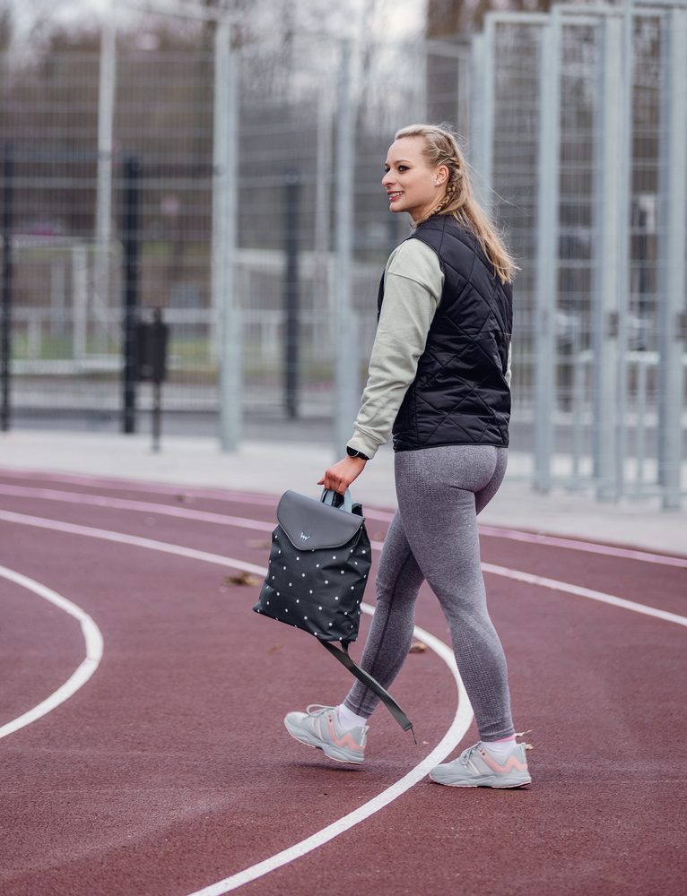 VUCH Joanna Dotty Dark Grey.

Dvojno glavno zapenjanje – zadrga in magnet
Notranji in zunanji žep z zadrgo
Notranji žepi brez zapenjanja
Ojačane naramnice
 Nahrbtniki
„Praktičnost, udobje in funkcionalnost.