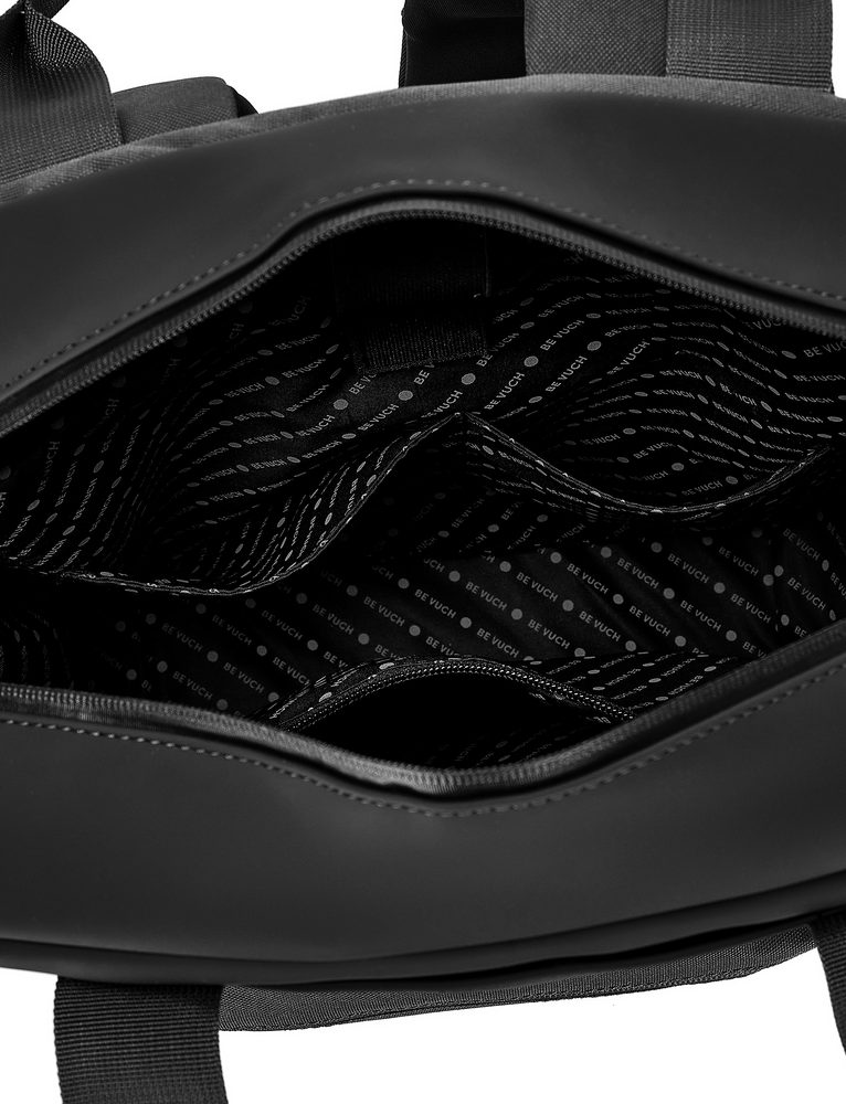 VUCH Kees Grey.

Prostoren nahrbtnik z veliko žepi
Vodoodporen material
Odporen gumiran spodnji del
Zadrga žep na traku
 NAHRBTNIKI
Časi, ko so nahrbtniki pomenili le šolske torbe ali športne kose za gorske pohode, so že zdavnaj mimo.