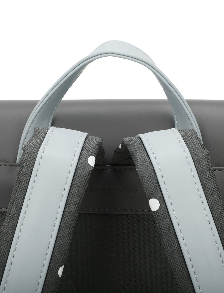 VUCH Joanna Dotty Dark Grey.

Dvojno glavno zapenjanje – zadrga in magnet
Notranji in zunanji žep z zadrgo
Notranji žepi brez zapenjanja
Ojačane naramnice
 Nahrbtniki
„Praktičnost, udobje in funkcionalnost.