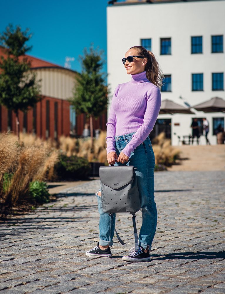 VUCH Joanna Dotty Fribon.

Dvojno glavno zapenjanje – zadrga in magnet
Notranji in zunanji žep z zadrgo
Notranji žepi brez zapenjanja
Ojačane naramnice
 Nahrbtniki
„Praktičnost, udobje in funkcionalnost.