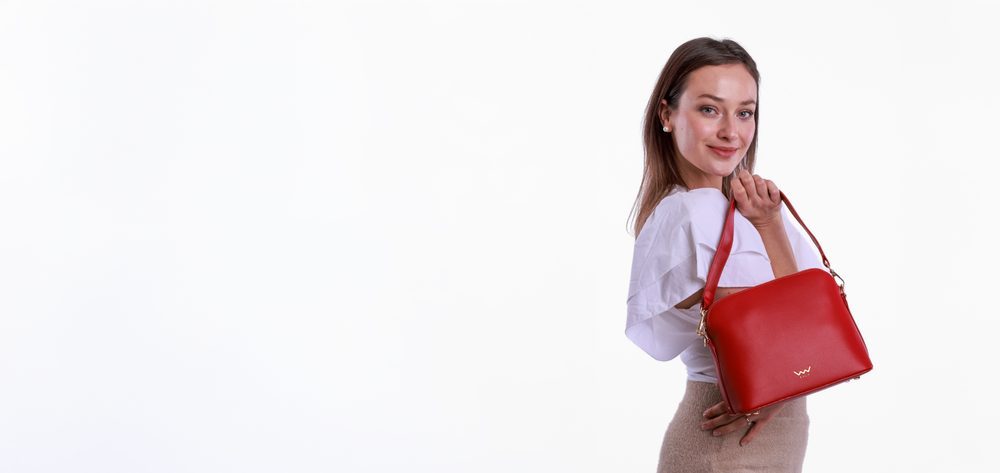 VUCH Marcia Red.

LEATHER HANDBAGS
Torbica iz pravega usnja
Notranji predal z zadrgo za majhne stvari
Notranji predal brez zapenjanja
Dva načina nošenja
 SimplyV 
Enostavno Vuch!
Brezčasna, minimalistična in elegantna.