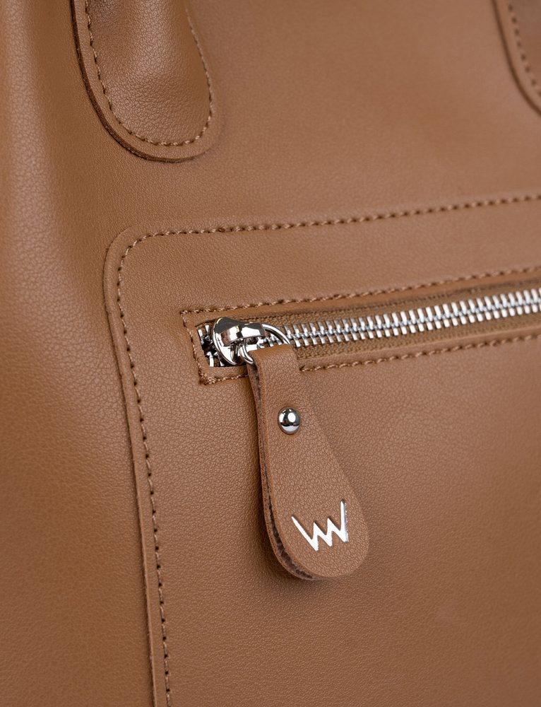 VUCH Gabi Brown.

Odstranljiv notranji predal z zadrgo
Dva ročaja
Dve zadrgi za zapenjanje torbice
 SimplyV 
Enostavno Vuch!
Brezčasna, minimalistična in elegantna.