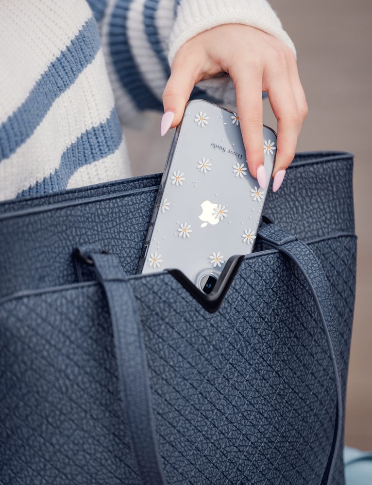 VUCH Neela Blue.

Elegantna izvedba z zunanjim žepom brez zapiranja
Torba s trdnim dnom, zaščitenim s 4 kovinskimi nogicami
Glavno zapiranje na zadrgo
Vključen crossbody pas
 Shape of Diamond
Bodite elegantni in edinstveni s Shape of Diamond! 
Trenutno si ogledujete dragulje in diamante našega portfelja.