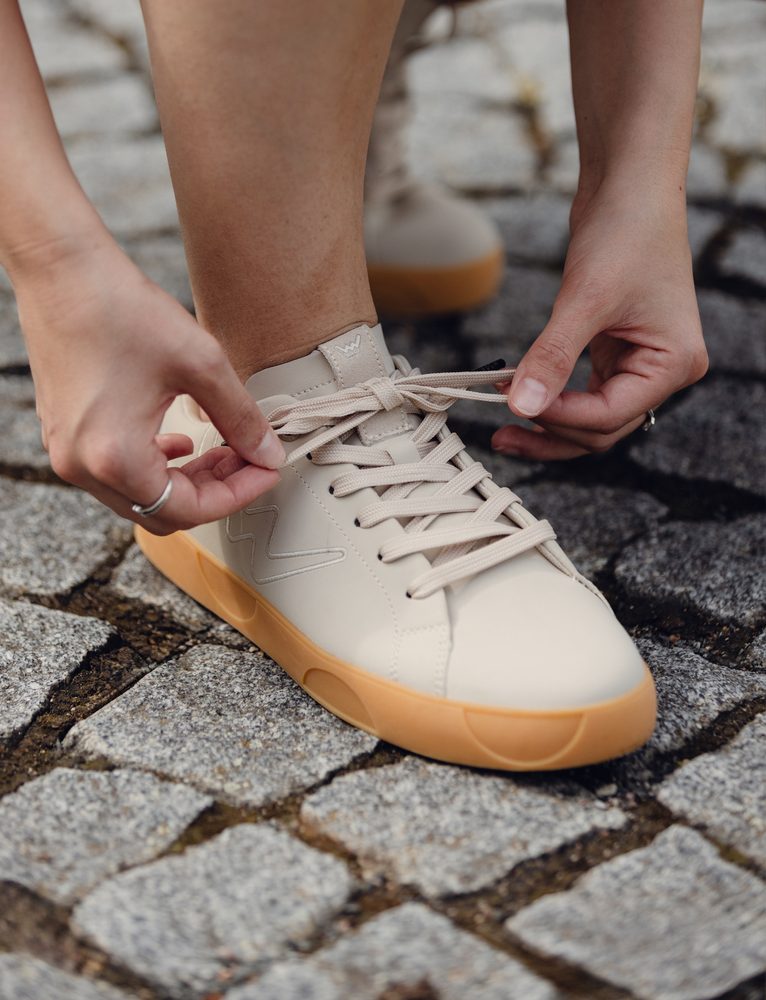 VUCH Dotty Classic Beige.
Podplat je narejen iz 100% naravne gume in diskretno namiguje na značilne pikice, ki jih poznate iz naših kolekcij.
Stavite na klasiko v novi preobleki – DOTTY CLASSIC so stil, udobje in osebnost v enem.

Zgornji del iz PU poliuretana
Podplat iz 100% naravne gume
Vtisnjeni motiv pikic na podplatu
Velikosti 36–43
Oblikovana notranja vložka, oblazinjena s spominsko peno
Kombinacija gladkega in strukturiranega materiala
 OBUTEV
Vuch čevlji so originalnost, ki hodi.