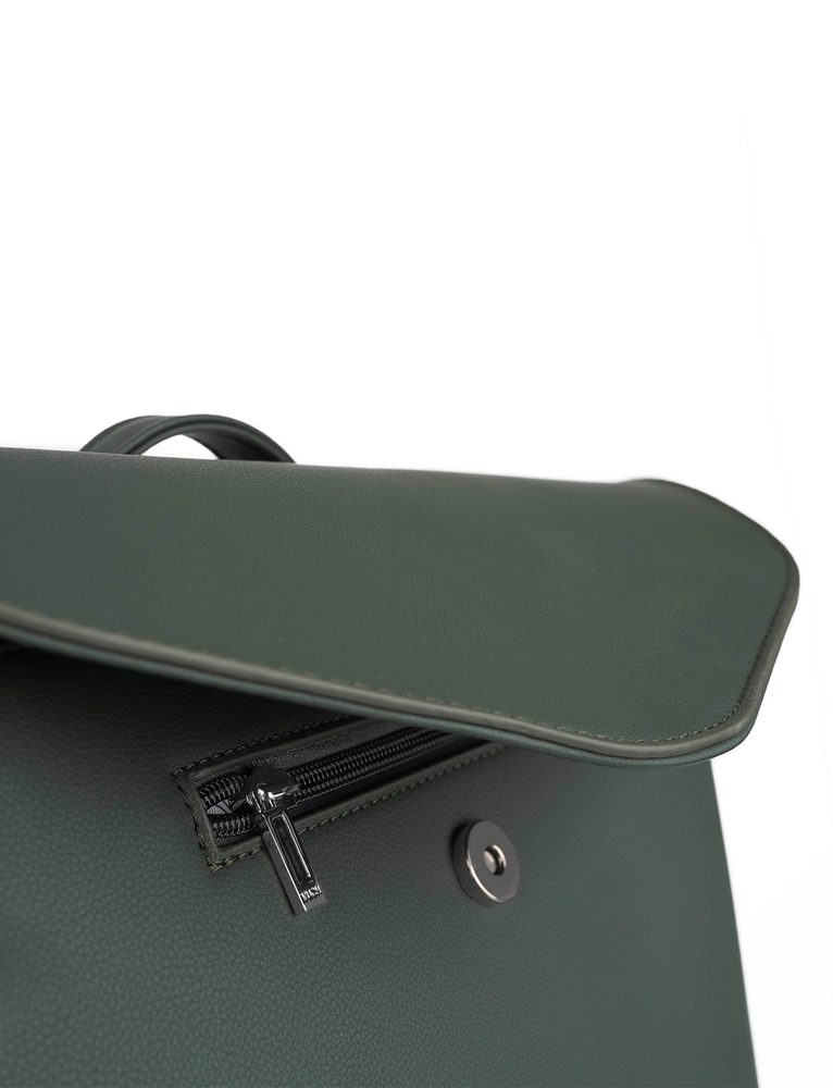 VUCH Joanna Khaki.

Prostoren notranji predal z dvojno zadrgo
Praktičen notranji predal z zadrgo na sprednji in zadnji strani
Majhni notranji predali
Nastavljive naramnice
 NAHRBTNIKI
„Praktičnost, udobje in funkcionalnost.