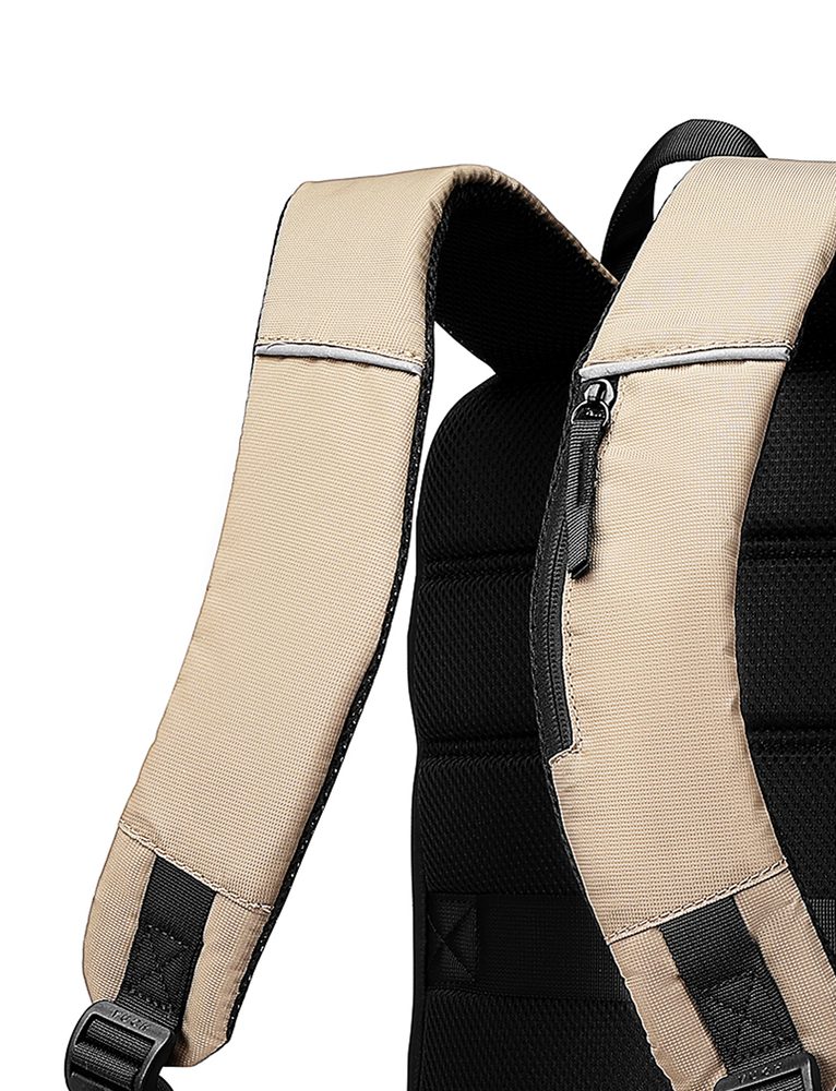 VUCH Brendon Beige.

Celotnozadrgan žep
Zunanja žep za prenosnik
Trak na hrbtišču nahrbtnika za pritrditev na kovček
Odsevni detajli na trakovih nahrbtnika z zadrgo za ključe in drobnarije
Odsevno logo na sprednji strani nahrbtnika
Oblazinjeni naramni trakovi in hrbet za udobno nošenje
 Moški nahrbtniki
Dovršenost, preprostost, karakter in stil.