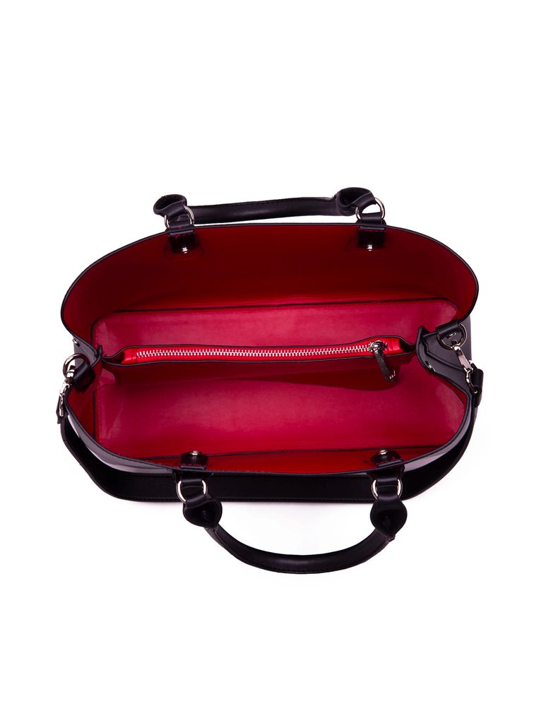 VUCH Cynthia.

Notranji del razdeljen na dva predala
Glavno zapenjanje z 2 gumboma
Notranji predal z zadrgo
Torbica vključuje crossbody pas
 SimplyV 
Enostavno Vuch!
Brezčasna, minimalistična in elegantna.