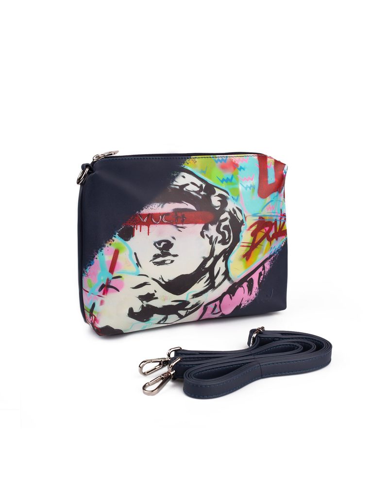 VUCH Peaceful love.

Izviren dizajn - vsake torbice je samo 300 kosov
Ustvarjeno v sodelovanju z umetnikom pop art Josefom Ratajem (https://www.ratajart.com/)
Omejena izdaja luksuznega darilnega paketa
 Rataj second collection
„V času, ko je deljenje miru in ljubezni več kot potrebno, prihaja druga serija uspešne omejene izdaje kolekcije Rataj 2!